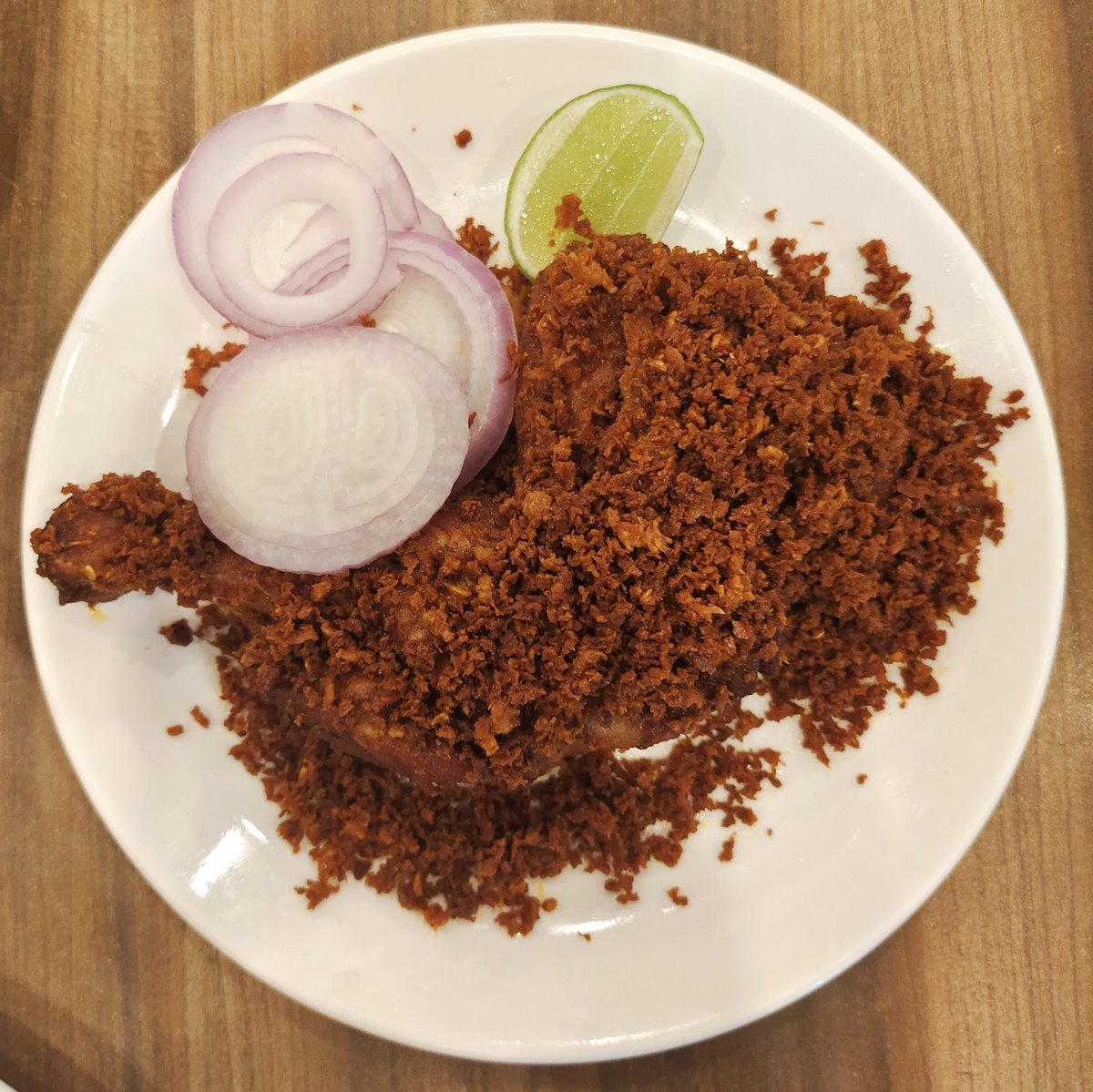 Crumb-coated chicken fry with onion and lime